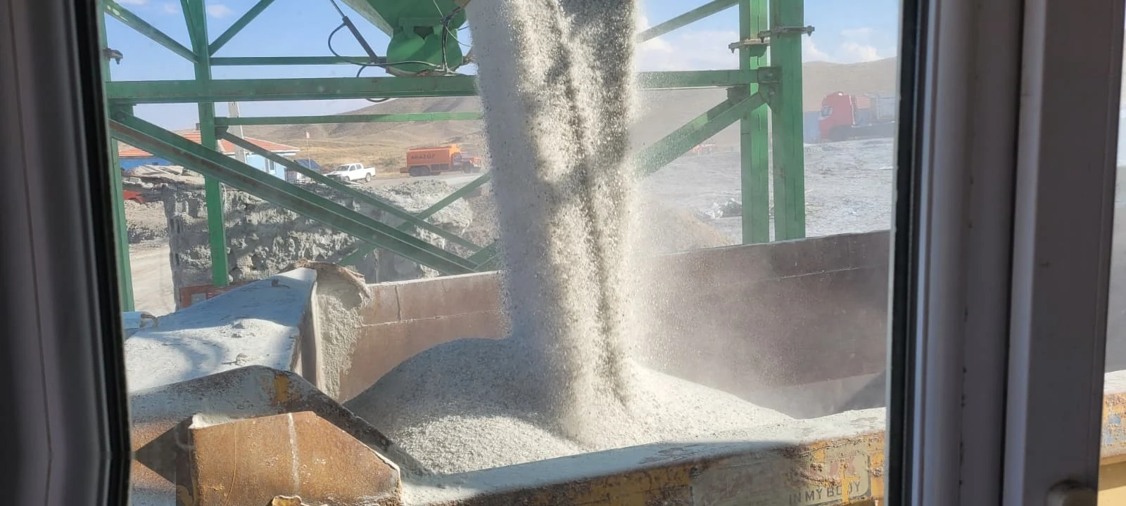 Kaya tuzu ocağında ekskavatör ile üretim çalışması