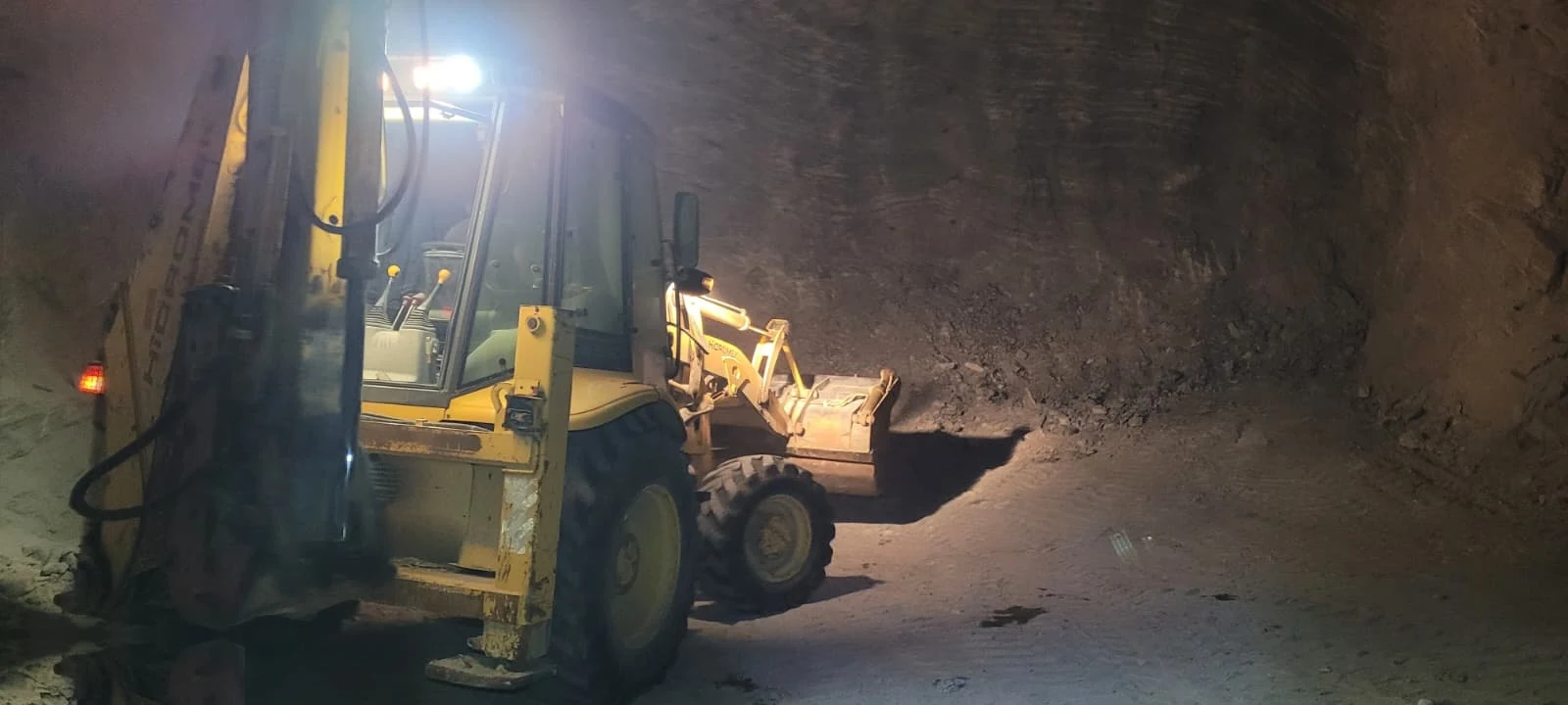 Yeraltı galerisinde iş makinesi