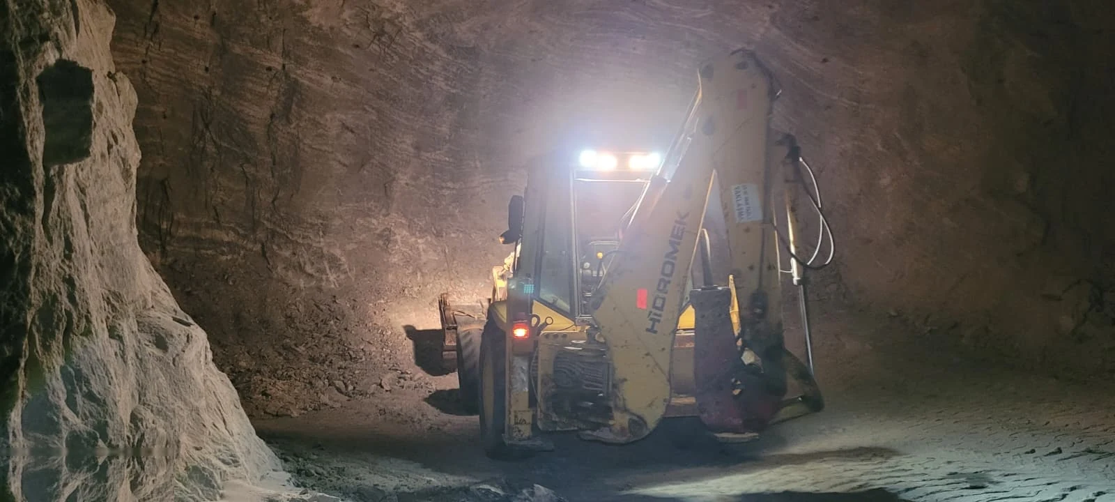 Yeraltı galerisinde iş makinesi ön görünüm