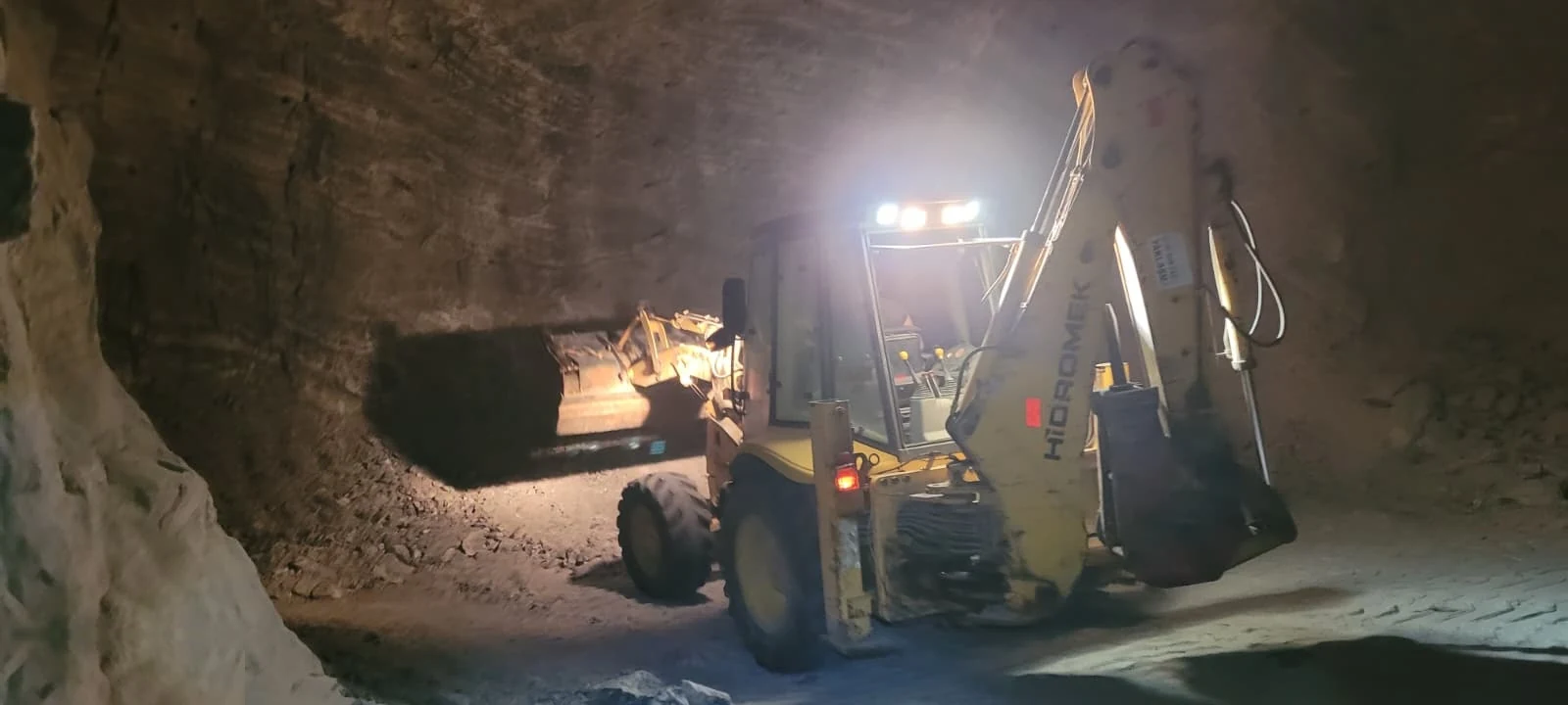 İş makinesiyle malzeme yükleme