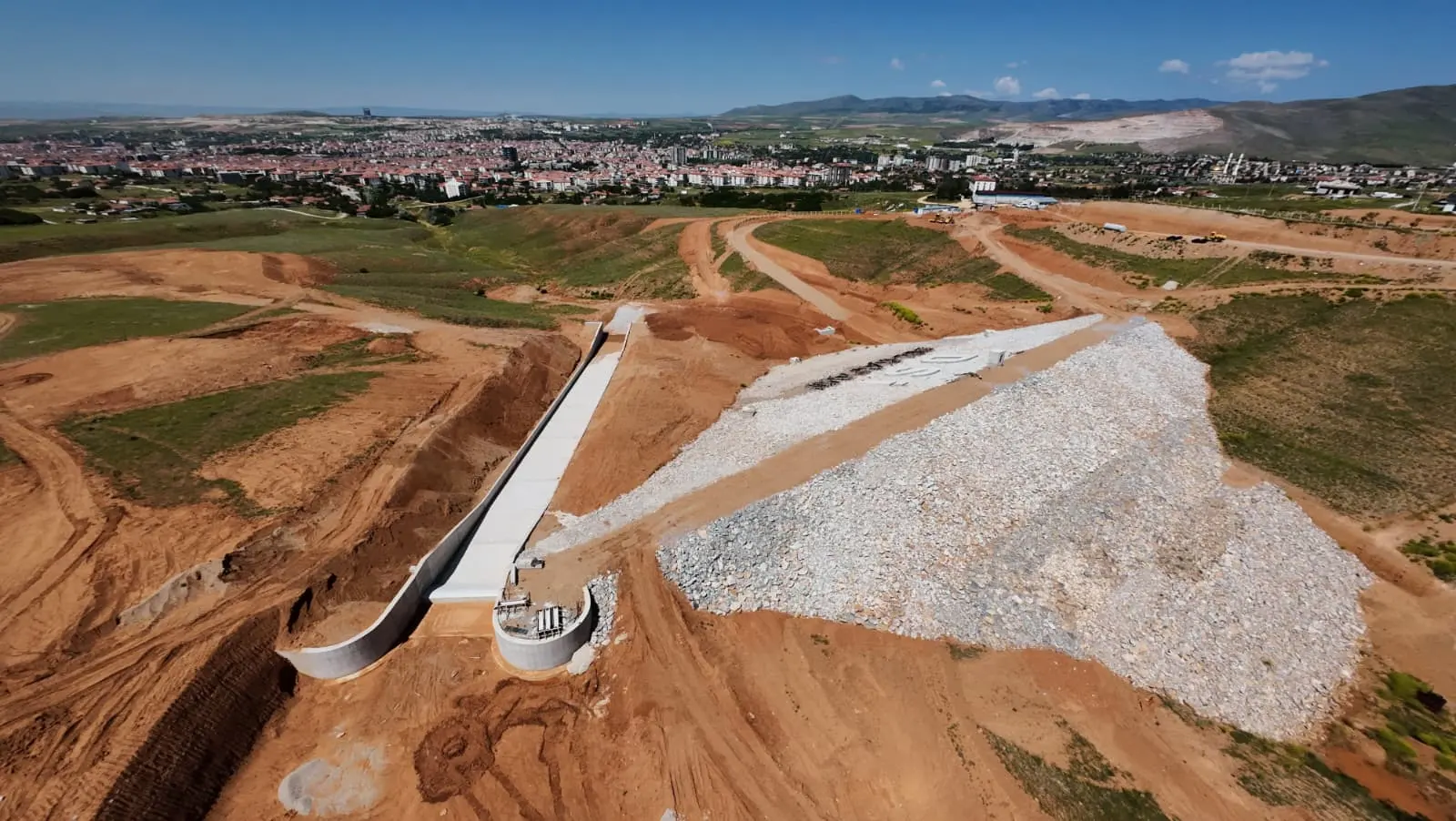 Gölet gövdesi ve dolusavak hattının havadan görünümü
