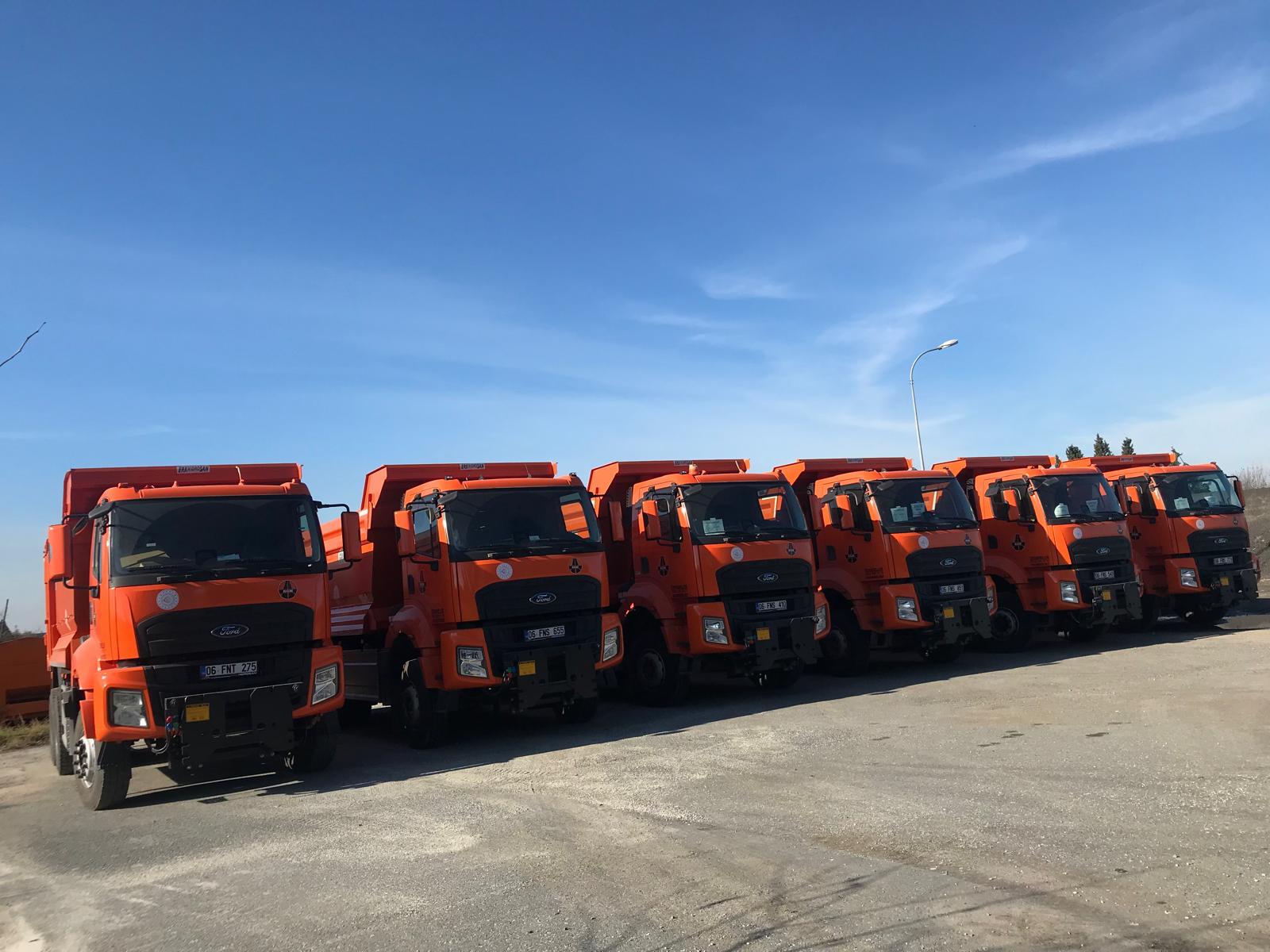 Özdemireller turuncu yol bakım kamyonları filosu