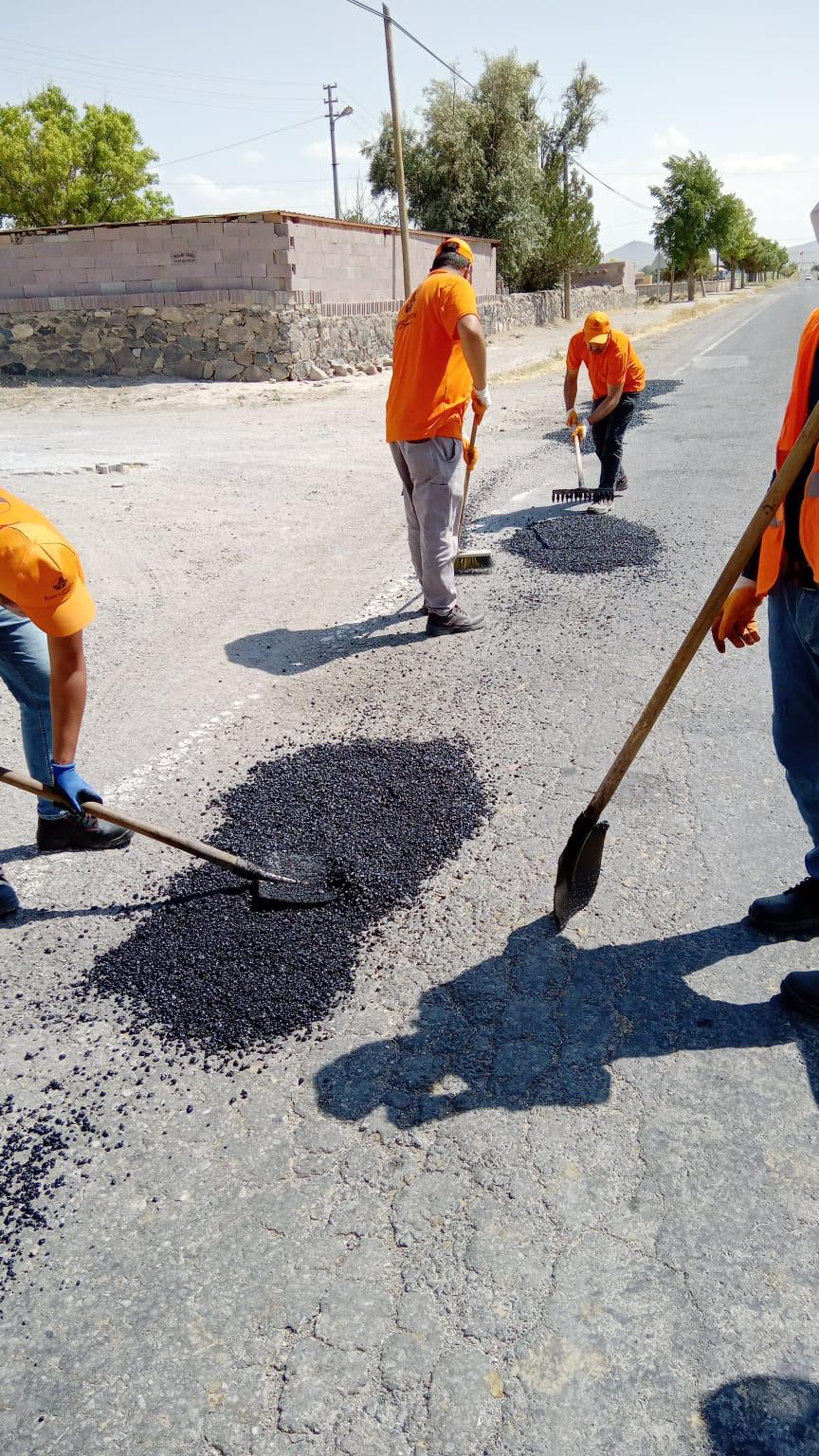 Saha ekibinin asfalt yama çalışması
