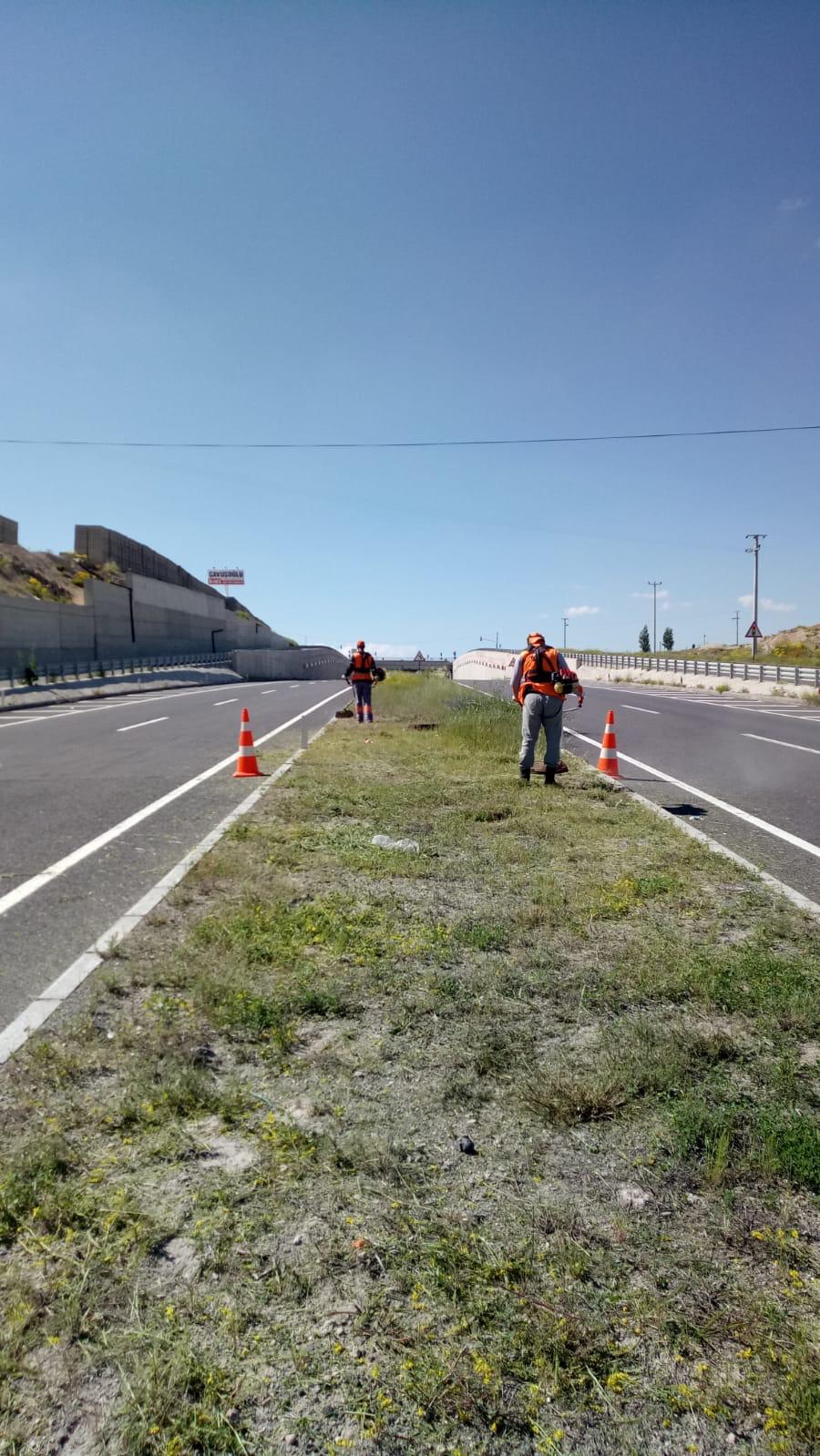 Refüjde ot biçme ve çevre bakım çalışması