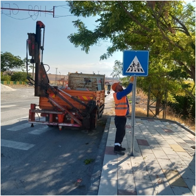 Yaya geçidi trafik levhası montajı
