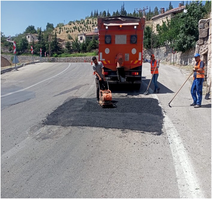 Asfalt yamasının kompaktörle sıkıştırılması
