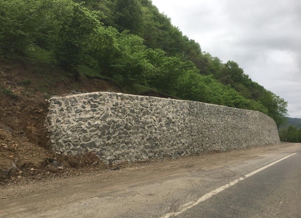 Yol kenarında tamamlanan taş istinat duvarı