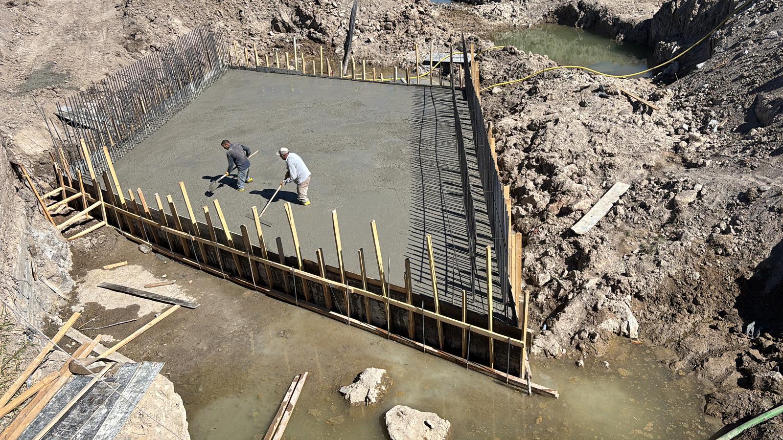 Menfez temel betonu tesviye çalışması
