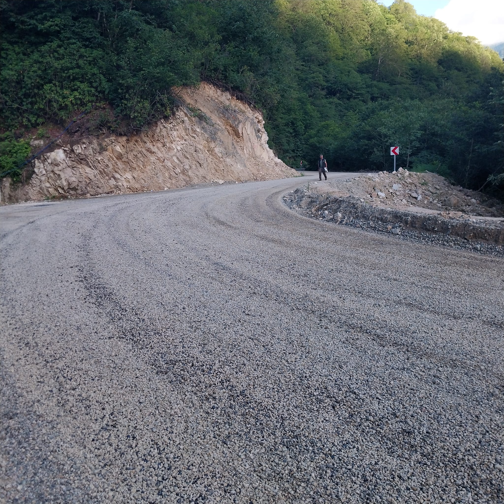 Virajlı dağ yolunda sathi kaplama uygulaması